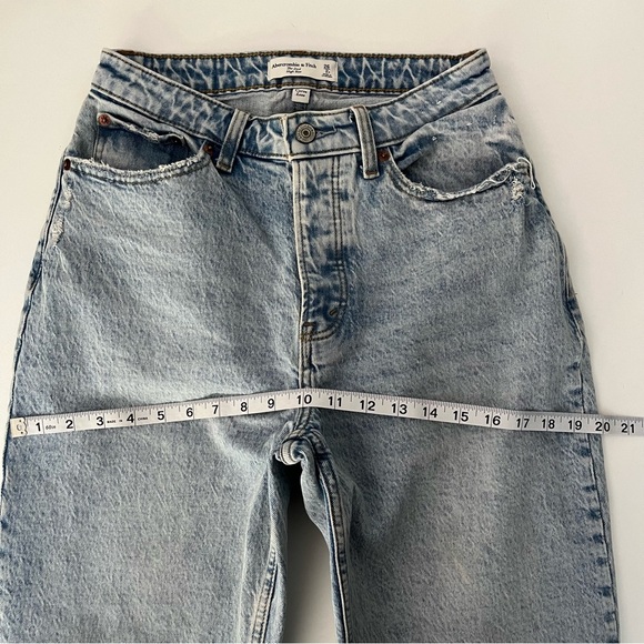 Abercrombie and Fitch The Dad High Rise Curve Love Jeans - Picture 6 of 11